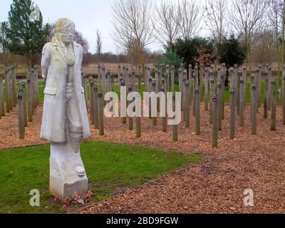 Gedreht am Dawn Memorial im National Memorial Arboretum Staffordshire, Großbritannien Stockfoto