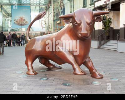 The Guardian, The Bullring Bulle von Laurence Broderick in Birmingham, Großbritannien Stockfoto