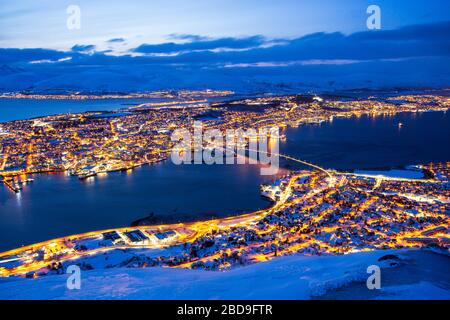 Luftaufnahme von Tromsø am Abend Stockfoto