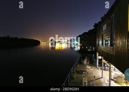 Schwimmende Hostels und Altstadt in der Nähe des Flusses Sava bei Nacht in Belgrad, Serbien. Stockfoto