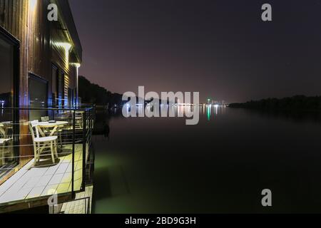 Schwimmende Hostels und alte Städte in der Nähe des Flusses Sava nachts in Belgrad, Serbien. Stockfoto