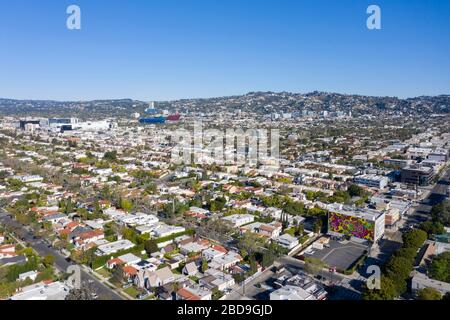 Luftaufnahmen über Mid-Wilshire im Zentrum von Los Angeles unter blauem Himmel Stockfoto