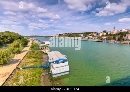 Schwimmende Häuser und Nachtclubs am Fluss Sava bei Belgrad, Serbien an einem teilweise bewölkten Tag. Stockfoto