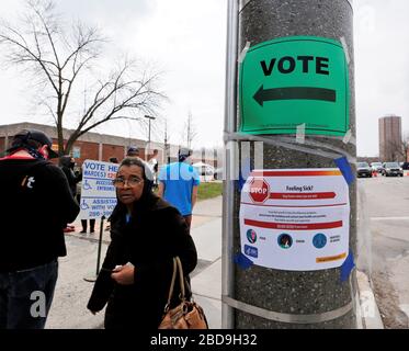 Milwaukee, Wisconsin, USA. April 2020. Die Einwohner des Milwaukee County stimmen am Dienstag, 4. April 2020 während der COVID-19-Pandemie ab. Der Gouverneur von Wisconsin, Tony Evers, wollte die Wahlen wegen der (Coronavirus)-COVID-19-Pandemie verschieben und wurde vom Obersten Gerichtshof von Wisconsin überstimmt, um die Abstimmung wie geplant durchführen zu lassen. Kredit: Pat A. Robinson/ZUMA Wire/Alamy Live News Stockfoto