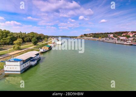 Schwimmende Häuser und Nachtclubs am Fluss Sava bei Belgrad, Serbien an einem teilweise bewölkten Tag. Stockfoto
