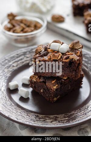 Hausgemachte Chocolate Brownie Cake mit Marshmallows und Walnüssen. Schlichtes Schokoladendessert Stockfoto