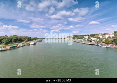 Schwimmende Häuser und Nachtclubs am Fluss Sava bei Belgrad, Serbien an einem teilweise bewölkten Tag. Stockfoto