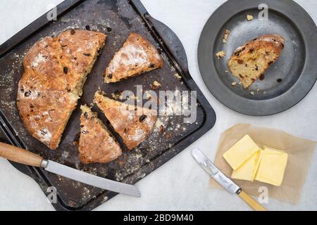 Hausgemachtes Obst-Soda-Brot auf Backblech und Peitschplatte Stockfoto