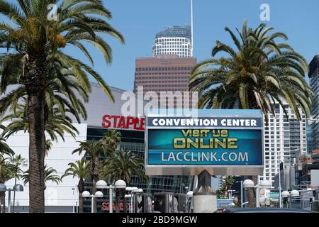 Los Angeles, CA/USA - 1. April 2020: Das Los Angeles Convention Center und das Staples Center Stockfoto