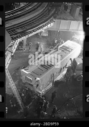 Erhöhte Entgleisungen des El-Zuges in Chicago, Illinois am Freitagabend, 4. Februar 1977. Zugwagen fallen wegen einer Kollision an der Kurvenkreuzung von Lake Street und Wabash Avenue auf die Straßenebene von Chicago Loop. Bild von 35 mm negativ. Stockfoto