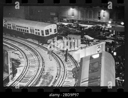 Erhöhte Entgleisungen des El-Zuges in Chicago, Illinois am Freitagabend, 4. Februar 1977. Zugwagen fallen wegen einer Kollision an der Kurvenkreuzung von Lake Street und Wabash Avenue auf die Straßenebene von Chicago Loop. Bild von 35 mm negativ. Stockfoto