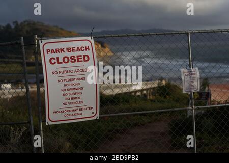 April 2020. Schilder für den Strandabschluss am Torrey Pines State Beach and Reserve in San Diego, Kalifornien. Stockfoto