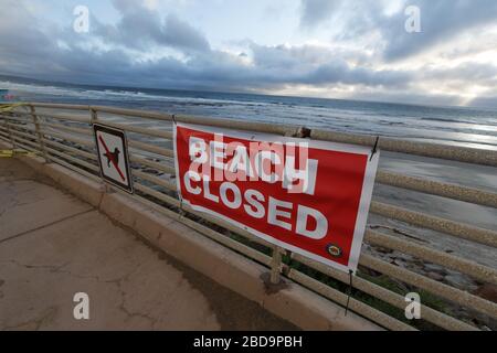 April 2020. Schilder für den Strandabschluss am Torrey Pines State Beach and Reserve in San Diego, Kalifornien. Stockfoto