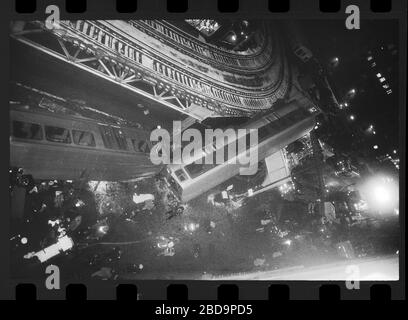 Erhöhte Entgleisungen des El-Zuges in Chicago, Illinois am Freitagabend, 4. Februar 1977. Zugwagen fallen wegen einer Kollision an der Kurvenkreuzung von Lake Street und Wabash Avenue auf die Straßenebene von Chicago Loop. Bild von 35 mm negativ. Stockfoto