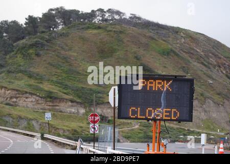 April 2020. Schilder für den Strandabschluss am Torrey Pines State Beach and Reserve in San Diego, Kalifornien. Stockfoto
