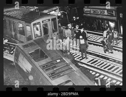 Erhöhte Entgleisungen des El-Zuges in Chicago, Illinois am Freitagabend, 4. Februar 1977. Zugwagen fallen wegen einer Kollision an der Kurvenkreuzung von Lake Street und Wabash Avenue auf die Straßenebene von Chicago Loop. Bild von 35 mm negativ. Stockfoto