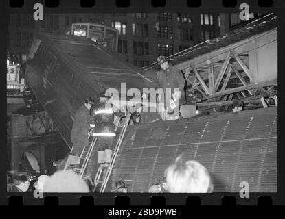 Erhöhte Entgleisungen des El-Zuges in Chicago, Illinois am Freitagabend, 4. Februar 1977. Zugwagen fallen wegen einer Kollision an der Kurvenkreuzung von Lake Street und Wabash Avenue auf die Straßenebene von Chicago Loop. Bild von 35 mm negativ. Stockfoto