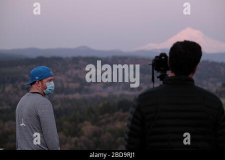 Sandy, USA. April 2020. Der größte Supermond des Jahres ragt am 7. April 2020 von Sandy, Ore., über Mount Hood auf. (Foto von Alex Milan Tracy/Sipa USA) Credit: SIPA USA/Alamy Live News Stockfoto