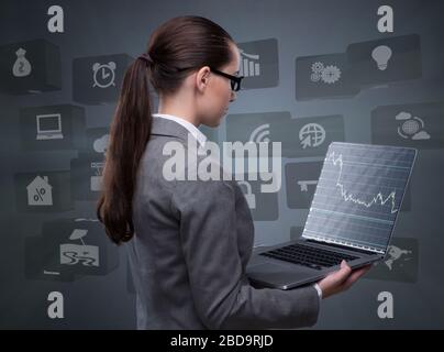 Die geschäftsfrau mit Laptop im Business Konzept Stockfoto