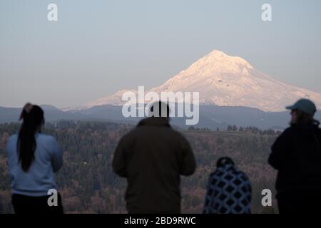 Sandy, USA. April 2020. Am 7. April 2020 bereiten sich die Menschen darauf vor, den größten Supermond des Jahres über den Mount Hood aus Sandy, Ore., zu beobachten. (Foto von Alex Milan Tracy/Sipa USA) Credit: SIPA USA/Alamy Live News Stockfoto