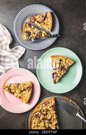 Süße Pflaumenkuchen. Schneiden Sie die Kreisdiagramme auf der Platte. Draufsicht. Stockfoto