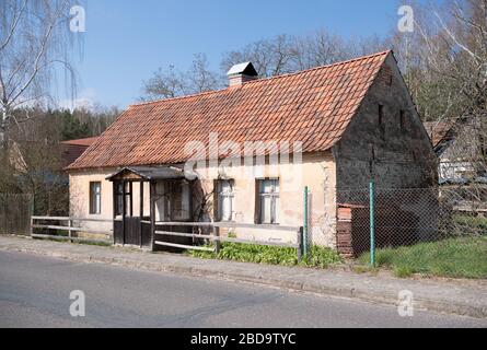 07. April 2020, Brandenburg, Beelitz/OT Schäpe: Ein baufälliges Haus an der Dorfstraße. Foto: Soeren Stache / dpa-Zentralbild / dpa Stockfoto