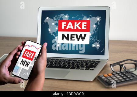 Fake News junger Mann mit Laptop Daily News Journal Fake News aktualisieren Stockfoto