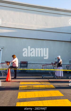 Der erste Senior Thursday in einem Costco in Modesto California USA im Alter von Covid 19 The Coronavirus Stockfoto