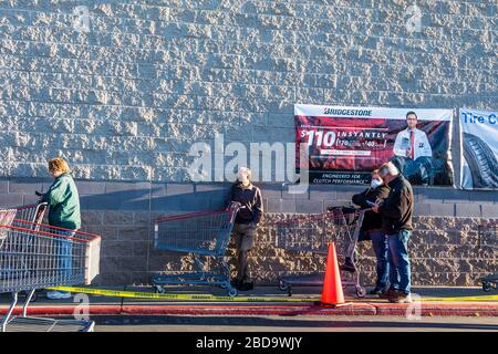 Der erste Senior Thursday in einem Costco in Modesto California USA im Alter von Covid 19 The Coronavirus Stockfoto