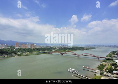 Hochwinkelschuss der Guandu-Brücke in der Taiwan-Stadt in Neu-Taipeh Stockfoto