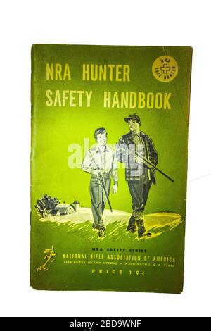 Die nationale Gewehr Association Hunter Sicherheit Handbuch von 1959 eine Überarbeitung des Handbuchs 1957 Stockfoto