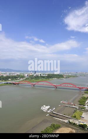 Hochwinkelschuss der Guandu-Brücke in der Taiwan-Stadt in Neu-Taipeh Stockfoto