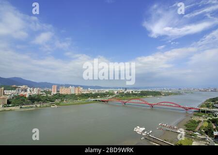 Hochwinkelschuss der Guandu-Brücke in der Taiwan-Stadt in Neu-Taipeh Stockfoto