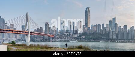 Chongqing, China - 22. Dezember 2019: Qian si Men Hängebrücke über den Fluss Jialing Blick vom Flussufer Stockfoto