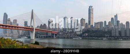 Chongqing, China - 22. Dezember 2019: Qian si Men Hängebrücke über den Fluss Jialing Blick vom Flussufer Stockfoto