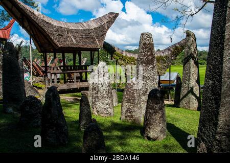 Megalitische Stätte von Bori Kalimbuang in Nord-Toraja, Indonesien. Tana Toraja in Süd-Sulawesi ist einer der Höhepunkte des indonesischen Tourismus. Die Stockfoto