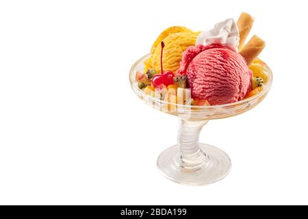 Eine bunte tropische Eiscreme Fruchtsundae auf weißem Hintergrund mit Kopierraum. Stockfoto