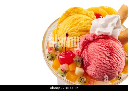 Nahaufnahme einer farbenfrohen tropischen Eisfruchtsonde auf weißem Hintergrund mit Kopierraum. Stockfoto