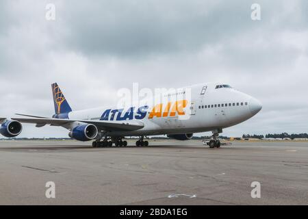 Ein umgebauter Frachter von Atlas Air Worldwide Boeing 747-200SF, der am Christchurch International Airport abgestellt wurde Stockfoto