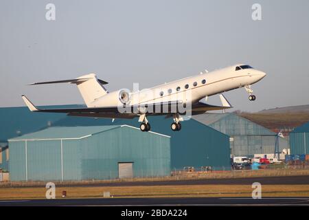 01-0076, ein Gulfstream Aerospace C-37A, betrieben von der US Air Force (309th Airlift Squadron), am Prestwick Airport in Ayrshire. Stockfoto