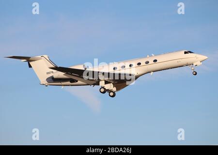 01-0076, ein Gulfstream Aerospace C-37A, betrieben von der US Air Force (309th Airlift Squadron), am Prestwick Airport in Ayrshire. Stockfoto