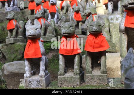 fuchsstatuen in Toyokawa Inari, Japan Stockfoto