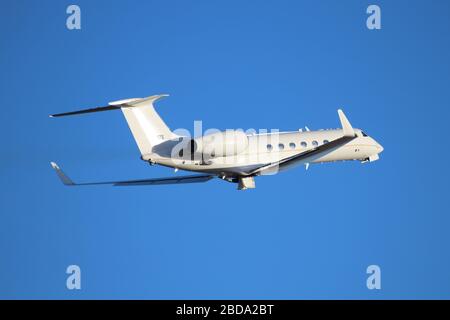 01-0076, ein Gulfstream Aerospace C-37A, betrieben von der US Air Force (309th Airlift Squadron), am Prestwick Airport in Ayrshire. Stockfoto