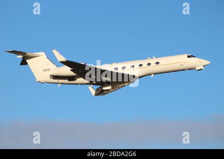 01-0076, ein Gulfstream Aerospace C-37A, betrieben von der US Air Force (309th Airlift Squadron), am Prestwick Airport in Ayrshire. Stockfoto