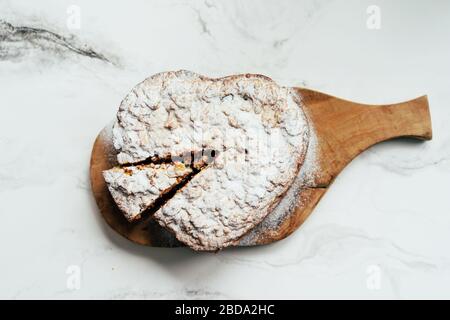 Blick auf die hausgemachte Gebäckpie aus Yummy auf einem Marmortisch. Stockfoto