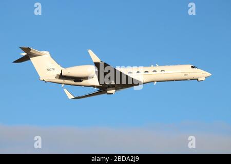 01-0076, ein Gulfstream Aerospace C-37A, betrieben von der US Air Force (309th Airlift Squadron), am Prestwick Airport in Ayrshire. Stockfoto