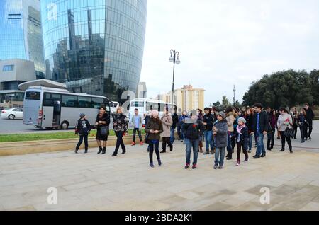 Menschen und Touristen, die die Gasse der Märtyrer anlässlich der Tragödie vom 20. Januar besuchen, als die Sowjetunion 1990 Baku Angriff und 137 Menschen tötete Stockfoto