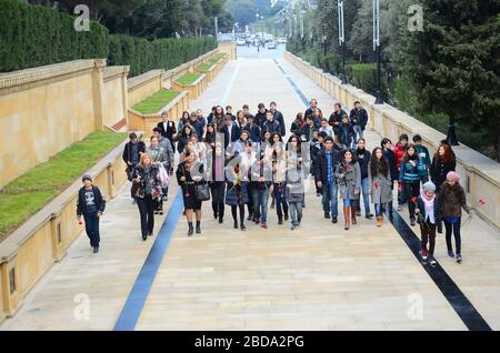 Menschen und Touristen, die die Gasse der Märtyrer anlässlich der Tragödie vom 20. Januar besuchen, als die Sowjetunion 1990 Baku Angriff und 137 Menschen tötete Stockfoto
