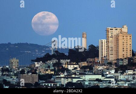 San Francisco, USA. April 2020. Der Vollmond steigt am 07. April 2020 über San Francisco, Kalifornien. Gutschrift: Josh Edelson/ZUMA Wire/Alamy Live News Stockfoto