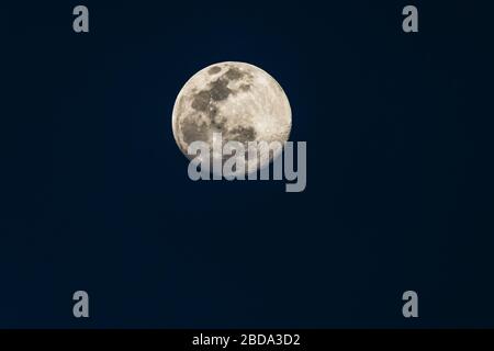 Tag vor Pink Supermoon, Blick von Neu-Delhi, Indien am 6. April 2020 Stockfoto